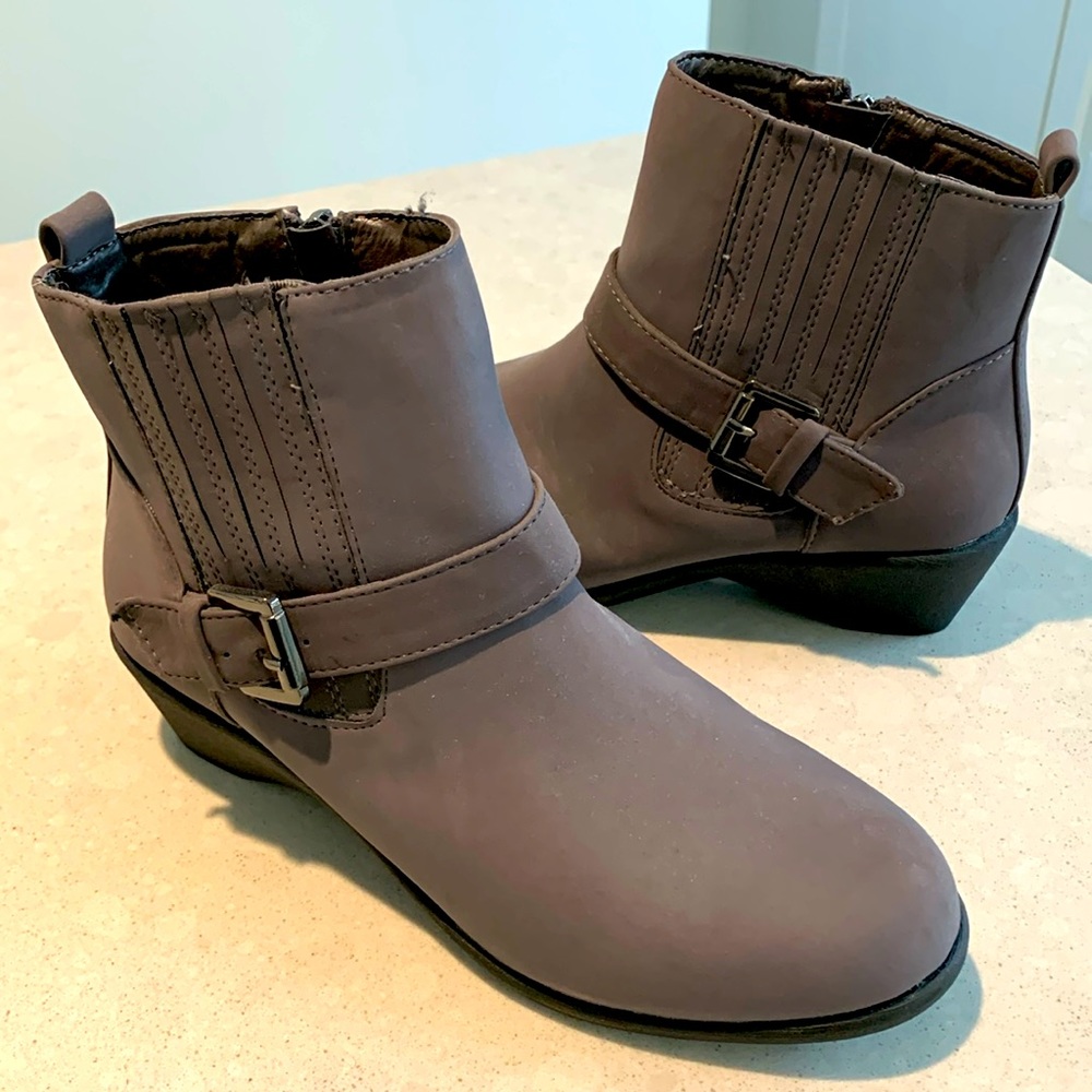 New. Never worn gray women’s boots 2inch heel